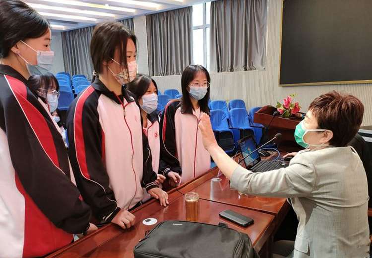 青春健康进校园 让成长没烦恼
