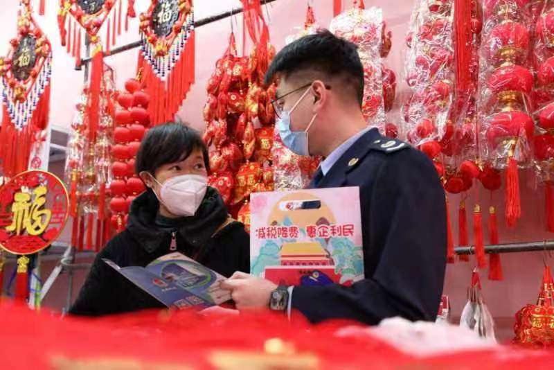 邢台襄都：税费优惠政策“福袋”为年货市场添动力