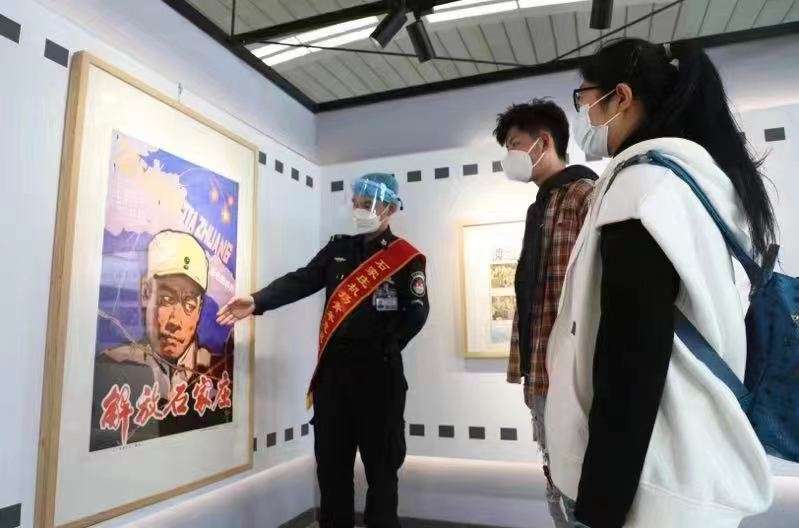 传承红色基因  激发爱国热忱 红色电影海报展亮相石家庄正定国际机场