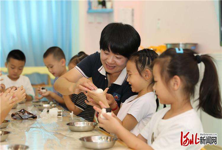 厂：学做月饼迎中秋