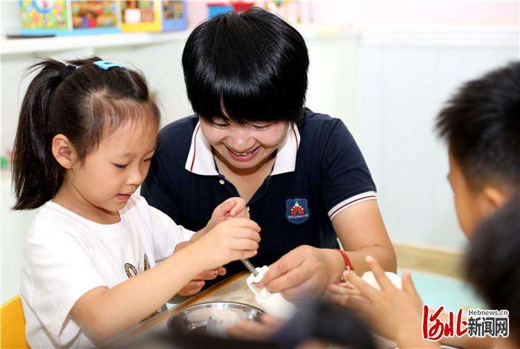 厂：学做月饼迎中秋