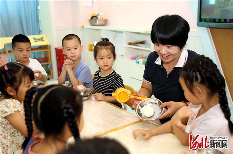 厂：学做月饼迎中秋
