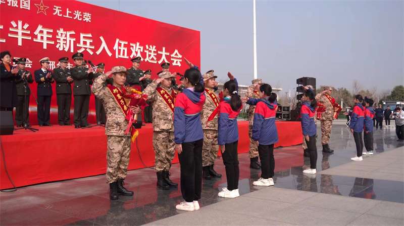 朵朵红花相映红，锣鼓声声催征程 邢台市欢送新兵入伍