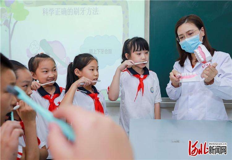 厂：爱护牙齿 从小做起