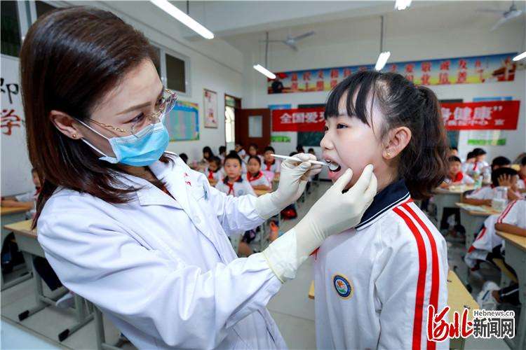 厂：爱护牙齿 从小做起