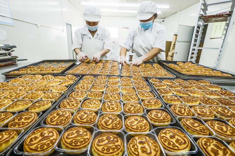 河北遵化：赶制月饼供市场