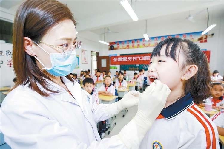 厂：爱护牙齿从小做起