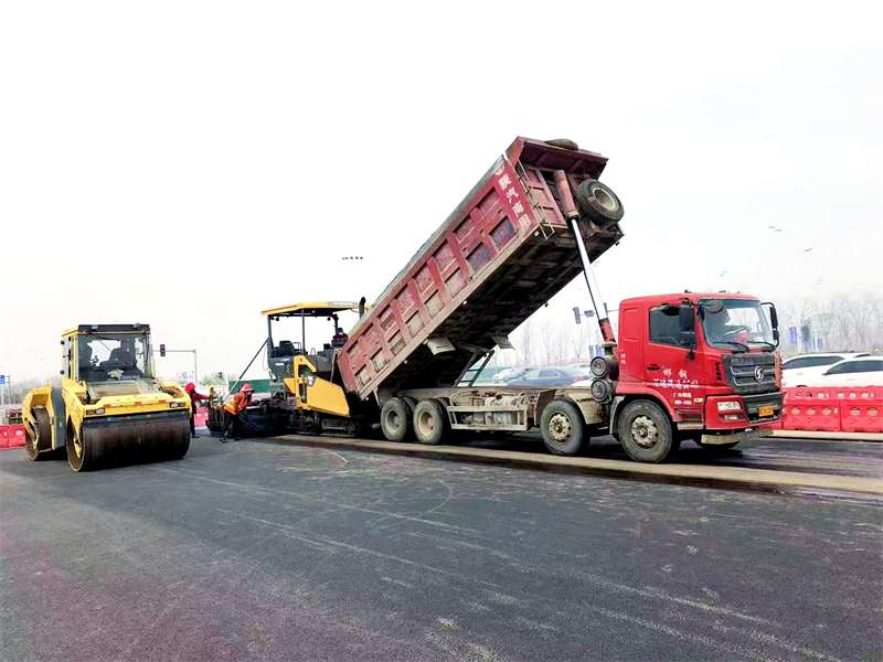 二十二冶集团路桥公司：不间断施工保畅通