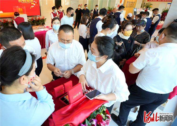 廊坊银行举办“品牌金发布会暨收藏品鉴会”活动