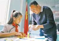 诗朗诵表真情 巧折纸颂祖国