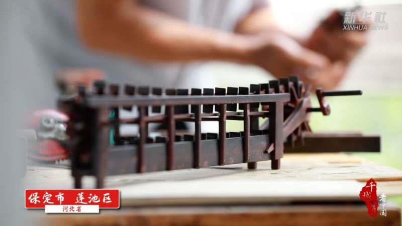 保定：80岁老人的自制微缩农具展