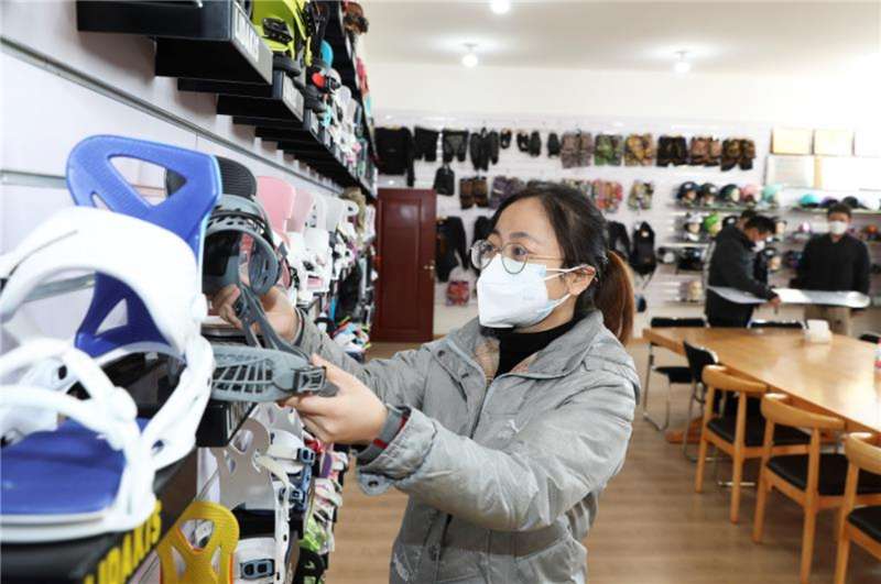 冰雪经济快速发展 张家口产雪具俏销全国雪场