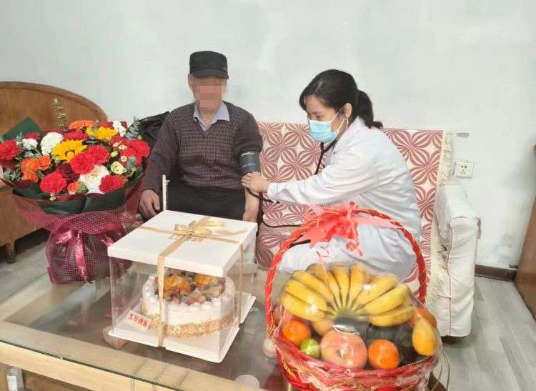 生日送温暖 亲情永相助