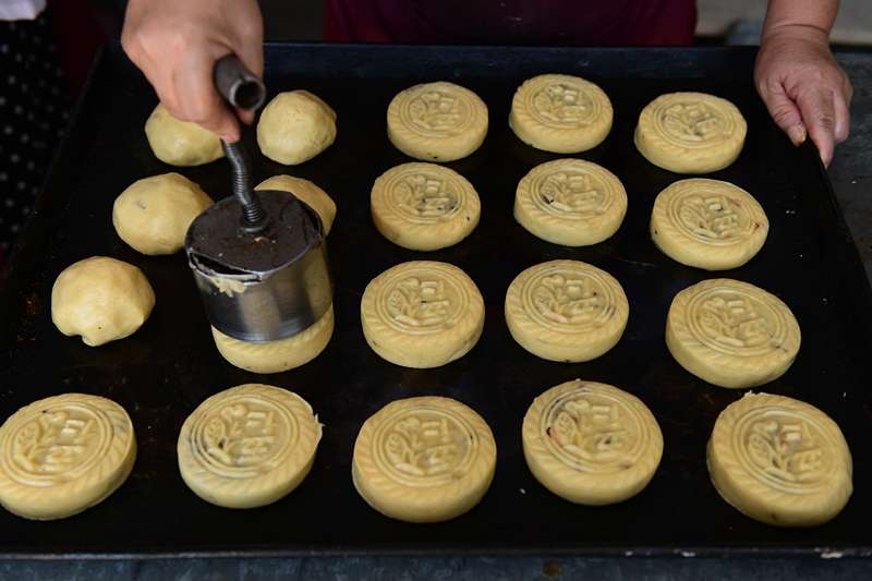 河北石家庄：月饼制作迎中秋