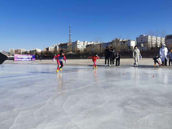 张家口市第四届冰雪运动会滑冰比赛（桥东站）开赛