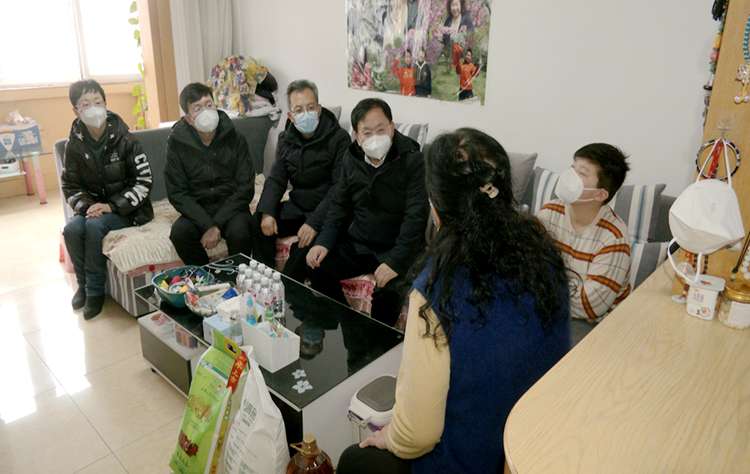 鲍成超春节前走访慰问驻区队、老员、困难职工及低保户