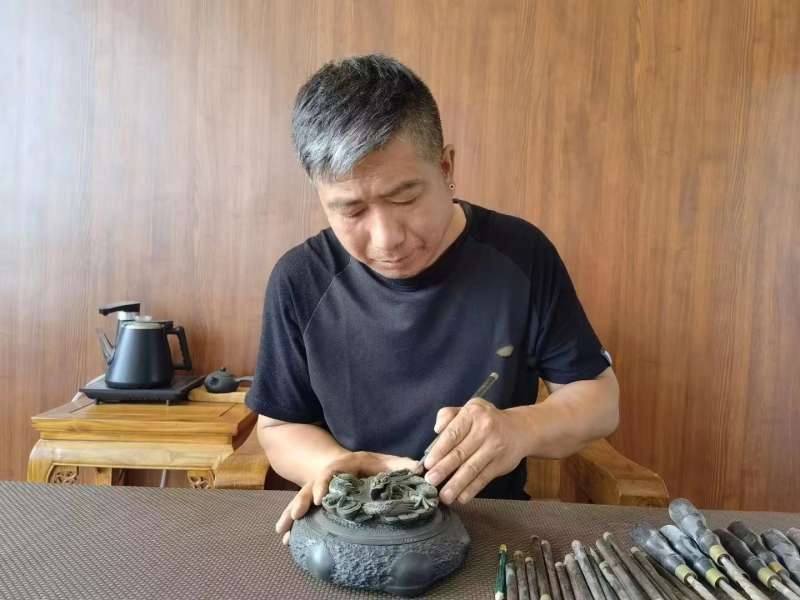 易砚雕刻师崔爱民荣获首届“保定工匠”称号
