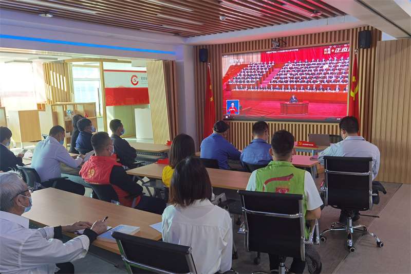 河北固安社会各界收听收看的开幕会