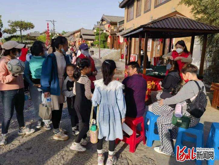 河北磁县：文明旅游新风尚 景区处处“志愿红”