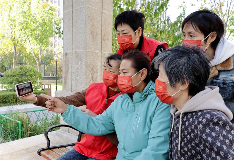 河北固安社会各界收听收看的开幕会