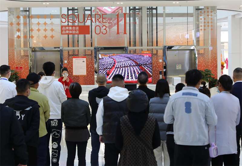 河北固安社会各界收听收看的开幕会