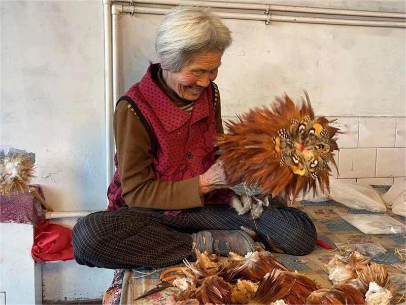 触网破圈儿！一把鸡毛掸子“掸”出河北滦南小村致富路