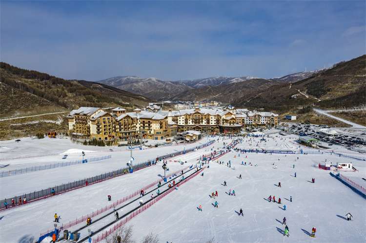 河北张家口崇礼：冰雪+年俗 滑雪场上“别样”过春节