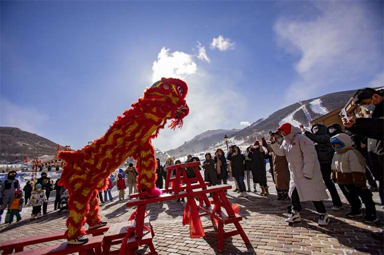 河北张家口崇礼：冰雪+年俗 滑雪场上“别样”过春节