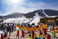 河北张家口崇礼：冰雪+年俗 滑雪场上“别样”过春节