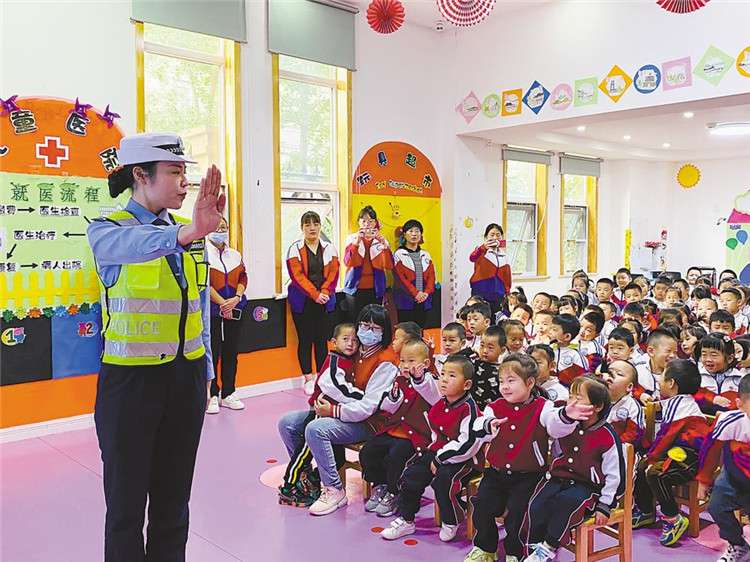 廊坊：手拉小手 萌娃学交规