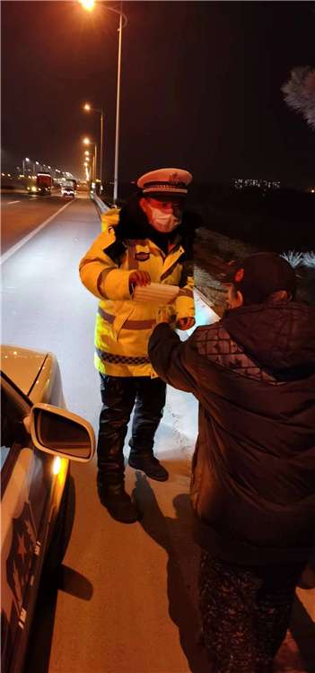 暖心！石家庄巡逻交警送回“走失”一天的老人