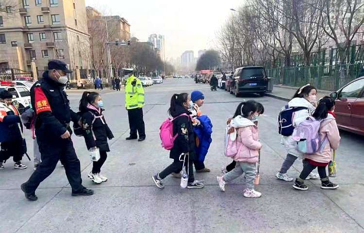 秦皇岛区特巡警站好“护学岗”上好“安全锁”