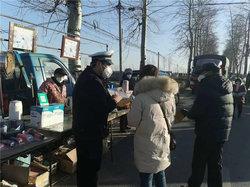 石家庄：天寒地冻心却暖 交警“赶集”送安全