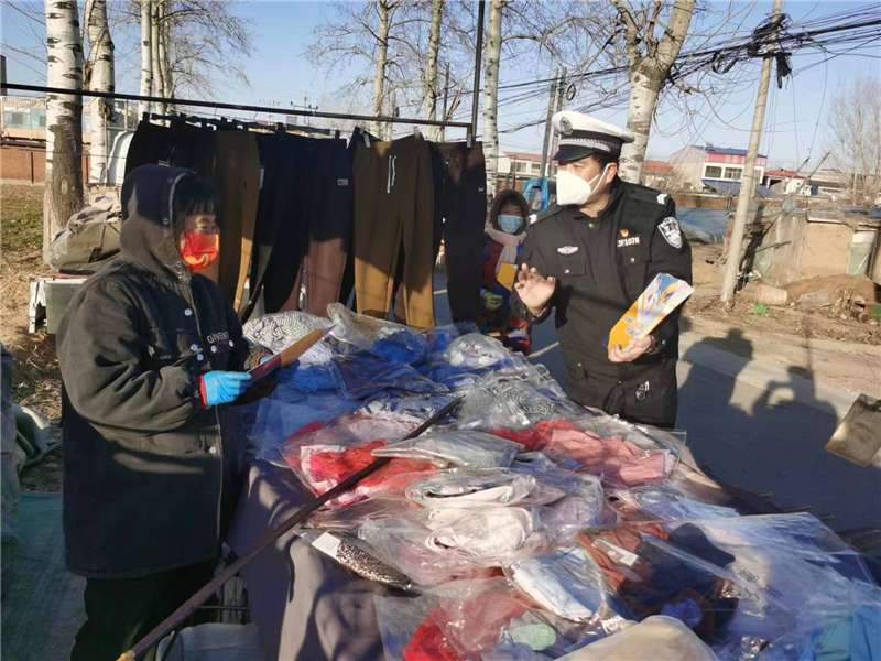 石家庄：天寒地冻心却暖 交警“赶集”送安全