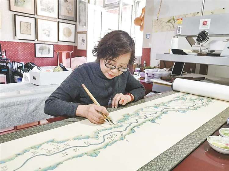 永清女画家绘制12米永定河长卷