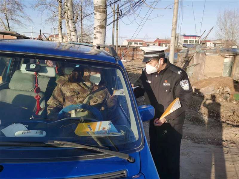石家庄：天寒地冻心却暖 交警“赶集”送安全