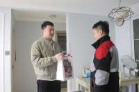 秦皇岛市开展“传承雷锋精神 鲜花礼遇好人”公益活动