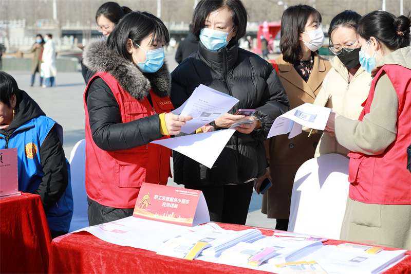 秦皇岛市学雷锋职工志愿服务月启动