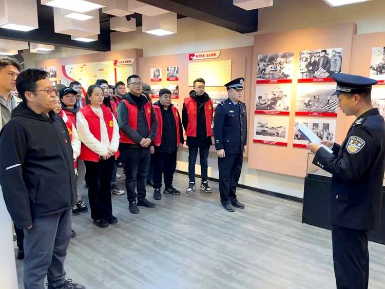 秦皇岛北戴河公安分西山派出所组织开展学雷锋活动