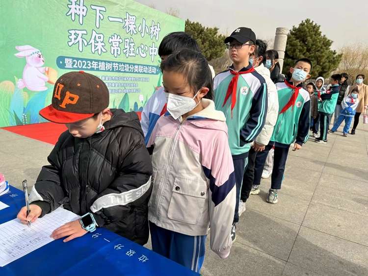 秦皇岛抚宁城管开展主题宣传活动
