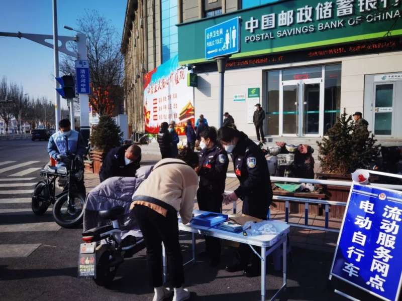 张家口：交警“摆地摊”为电动自行车上牌