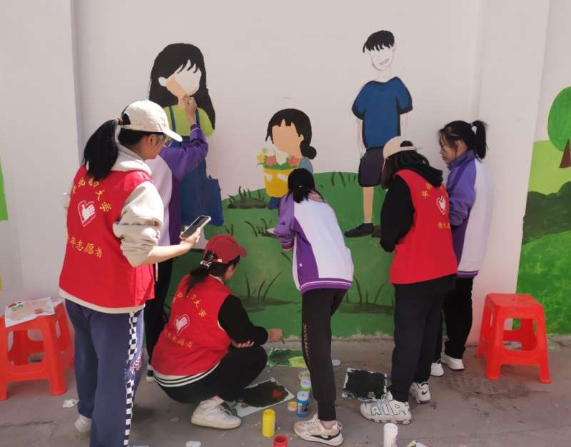 保定市竞秀区：一步一景 童心巧手扮靓小区环境