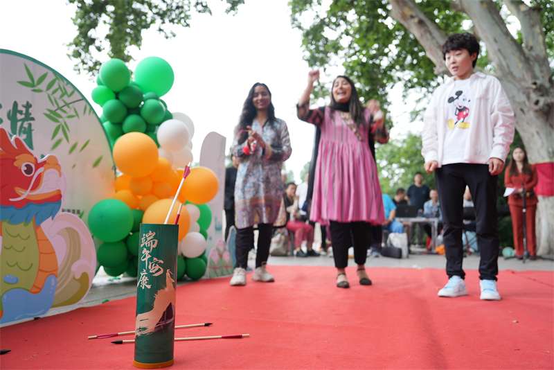 邯郸市丛台区：留学生体验端午民俗