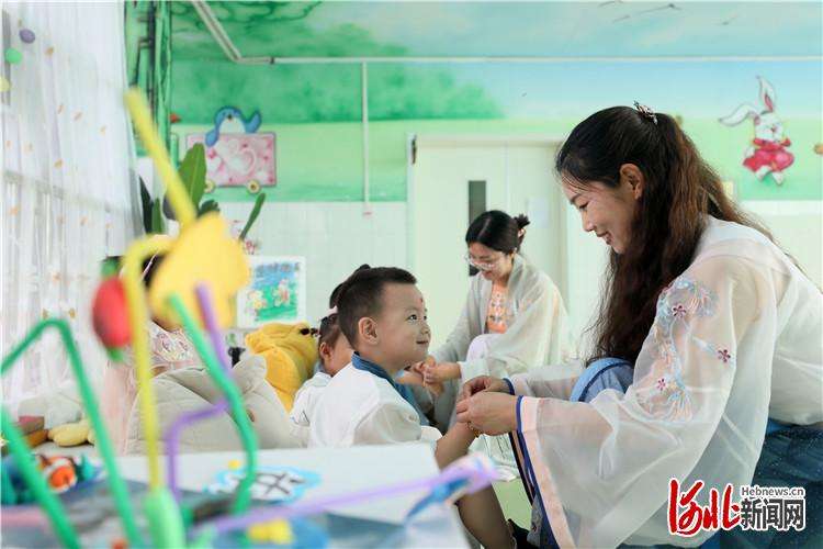 河北隆尧：幼儿学民俗 校园迎端午