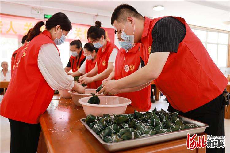 邢台广宗：情系端午节 爱在敬老院