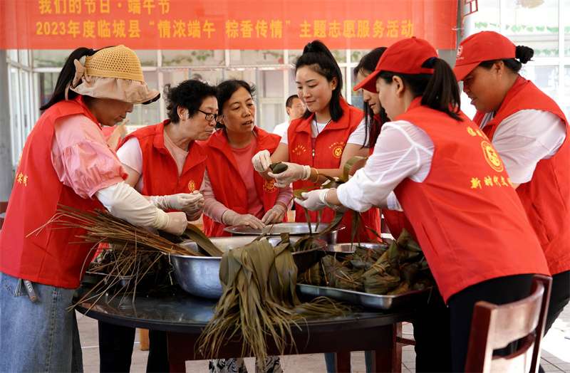 河北临城：浓情迎端午 爱暖老人心