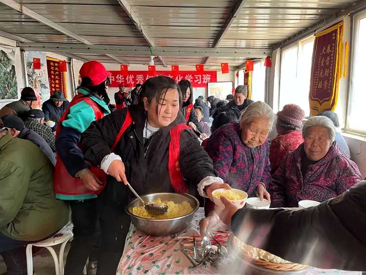 秦皇岛青龙草碾乡120位老人共品“爱心豆腐宴”