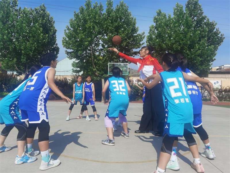 女篮前队员郑海霞认养迁西板栗树
