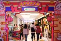 灯笼高挂集火 书市飘香观影热——河北石家庄消费市场一线见闻