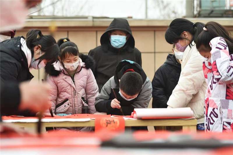 石家庄市长安区北五女社区开展写春联活动